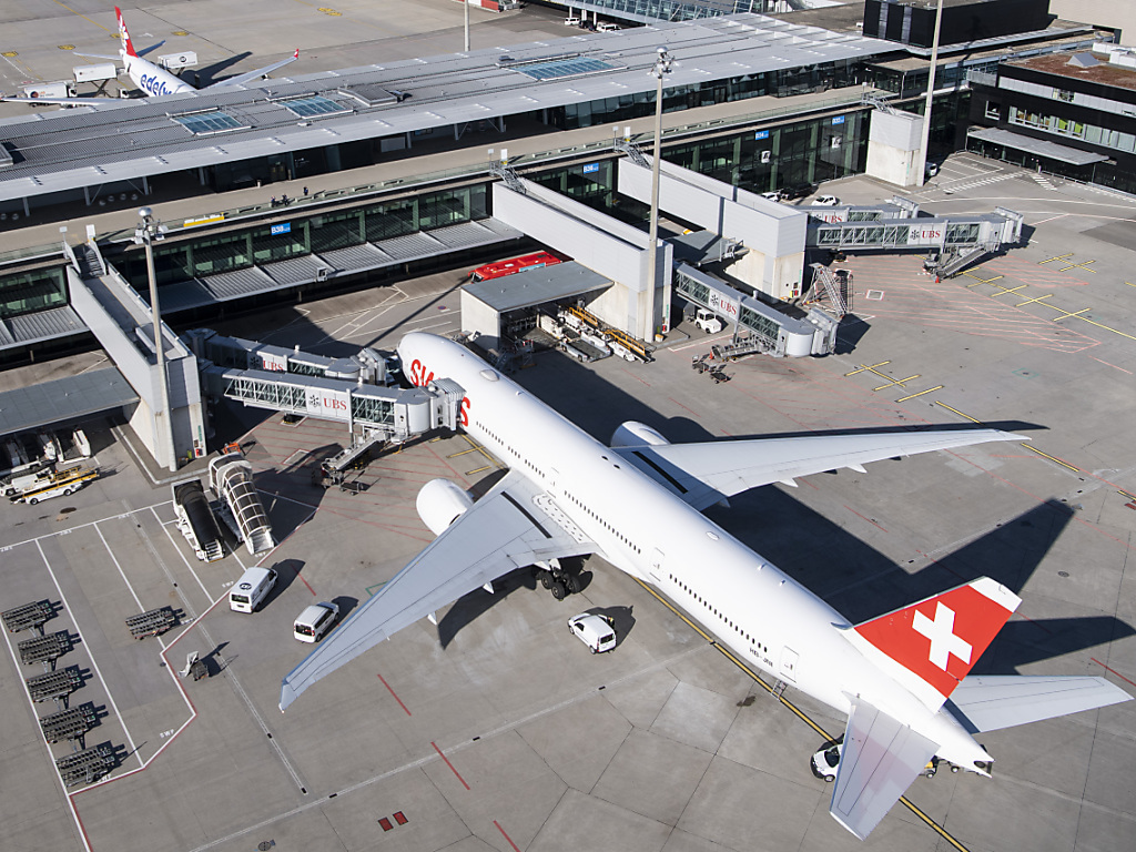 Les Britanniques concernés ont été pris en charge séparément des autres voyageurs à l'aéroport de Zurich afin de prévenir toute infection par la nouvelle variante du coronavirus.