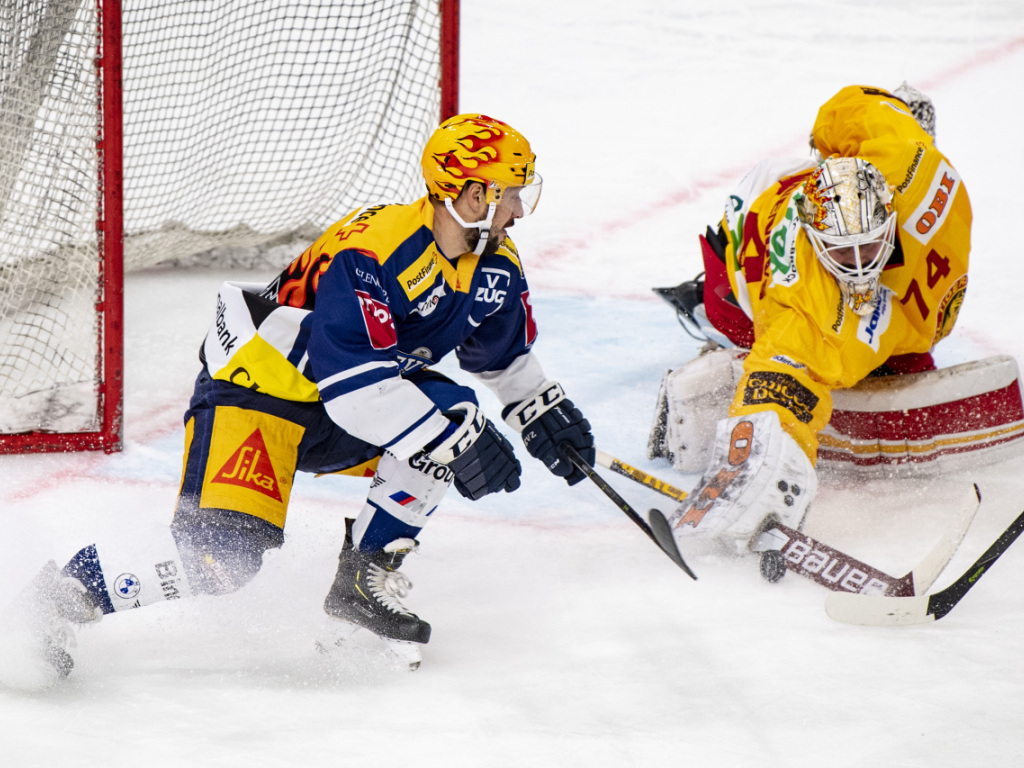 Le Zougois Jan Kovar inquiète le portier de Langnau Ivars Punnenovs.