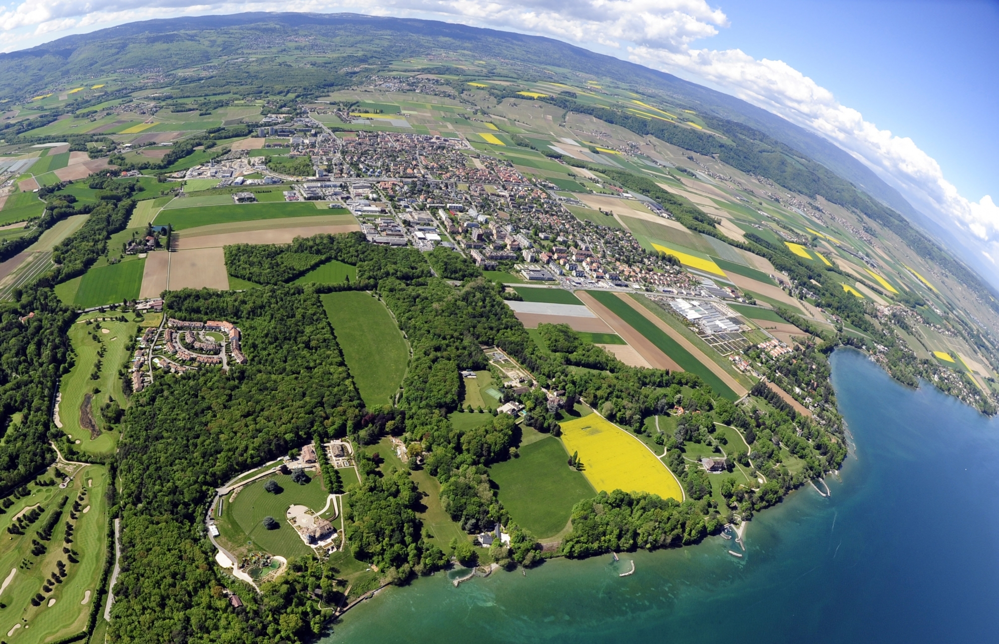 Vue aérienne de la ville de Gland.