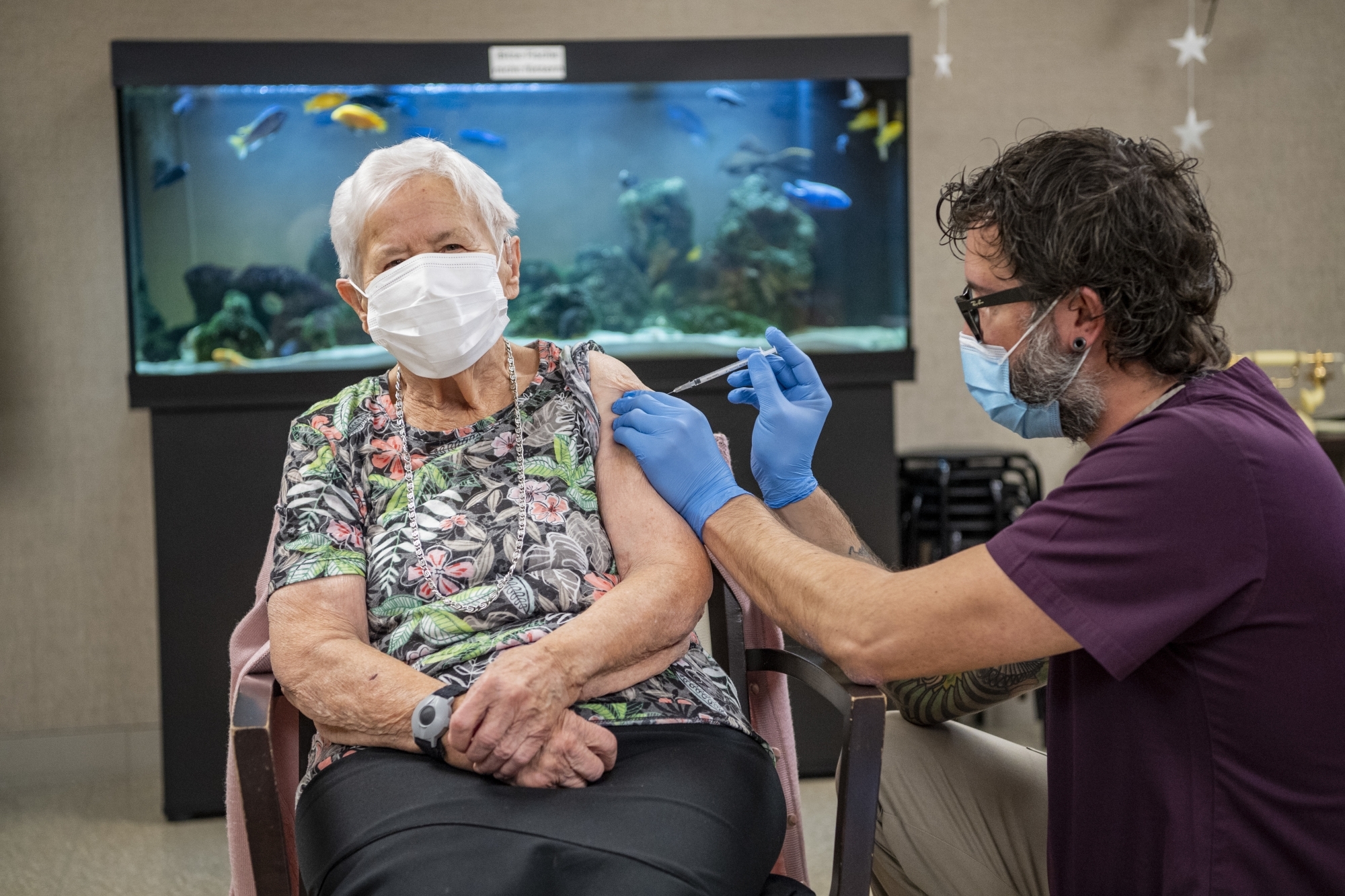 Cette dame âgée de 90 ans est la première personne vaccinée contre le Covid-19 en Suisse.