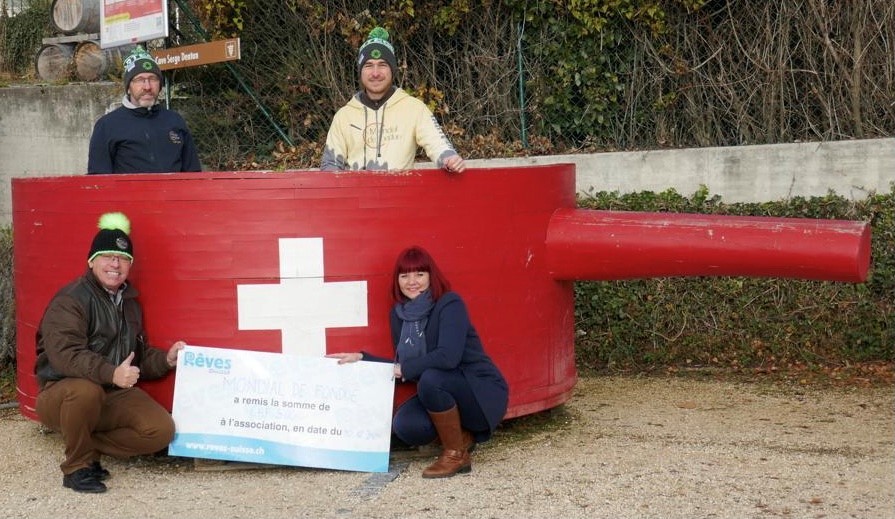 Les organisateurs du Mondial de fondue ont remis un chèque à Rêves Suisse, dans un caquelon comme il se doit: de g. à dr.: Serge Dentan, Michaël Duc, Stéphane Jayet et Léonore Janin Cancian.