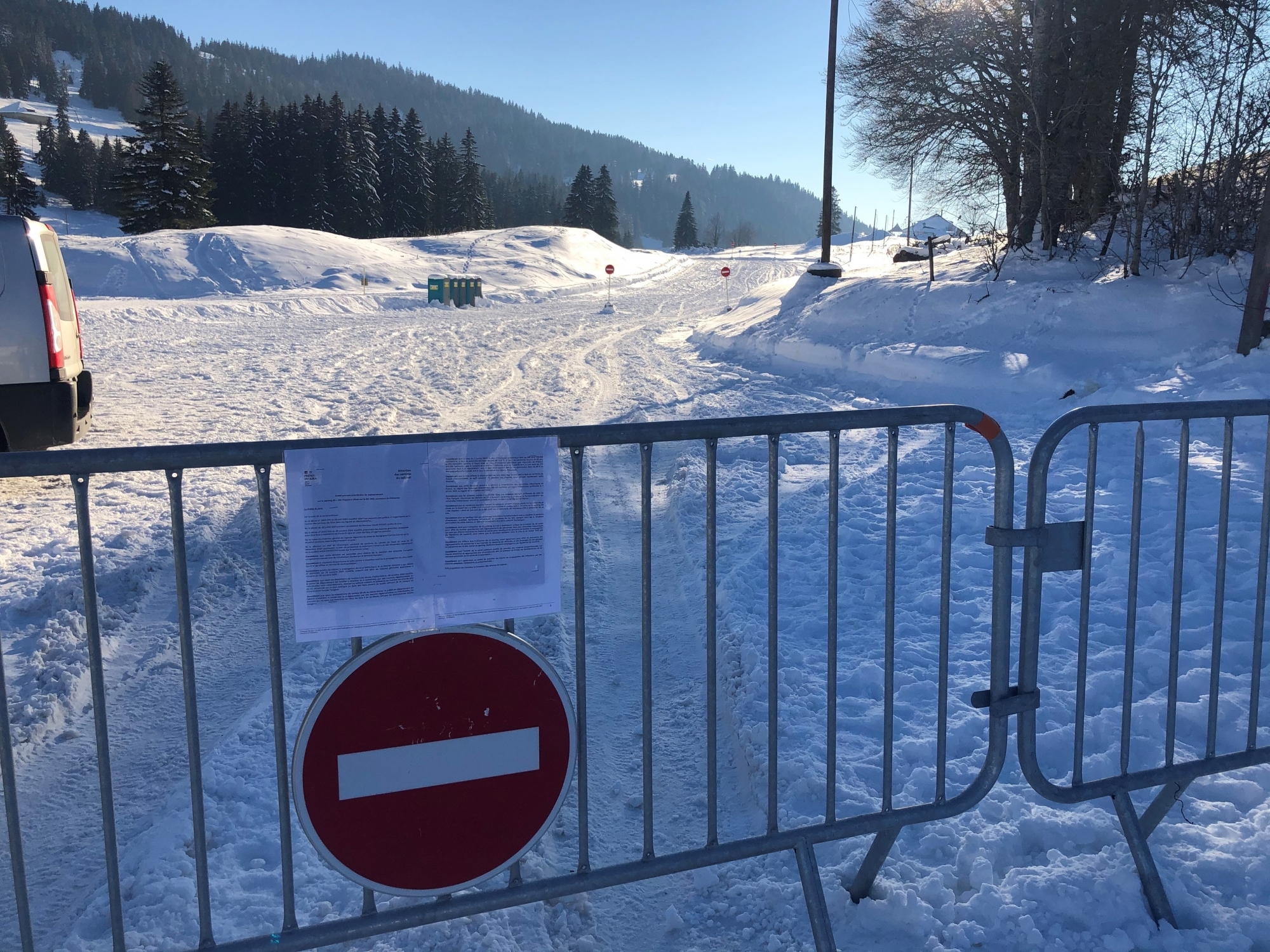 Un arrêté préfectoral, concrétisé sur place par des barrières, empêche tout stationnement aux Dappes jusqu'au 20 janvier au moins.