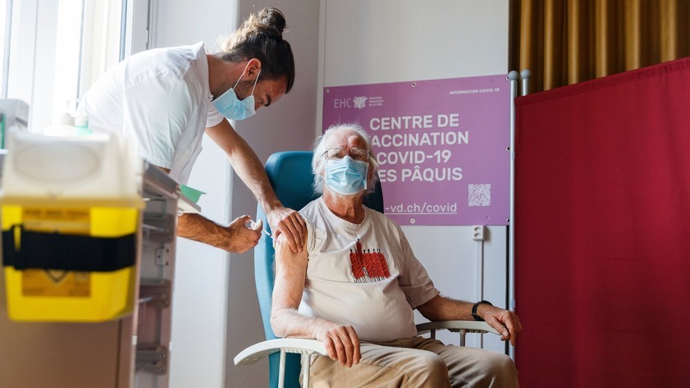 Le Morgien Jacques Dubochet a reçu une injection, lundi après-midi, au Centre des Pâquis. Le canton espère vacciner 100 000 personnes d'ici à fin février.