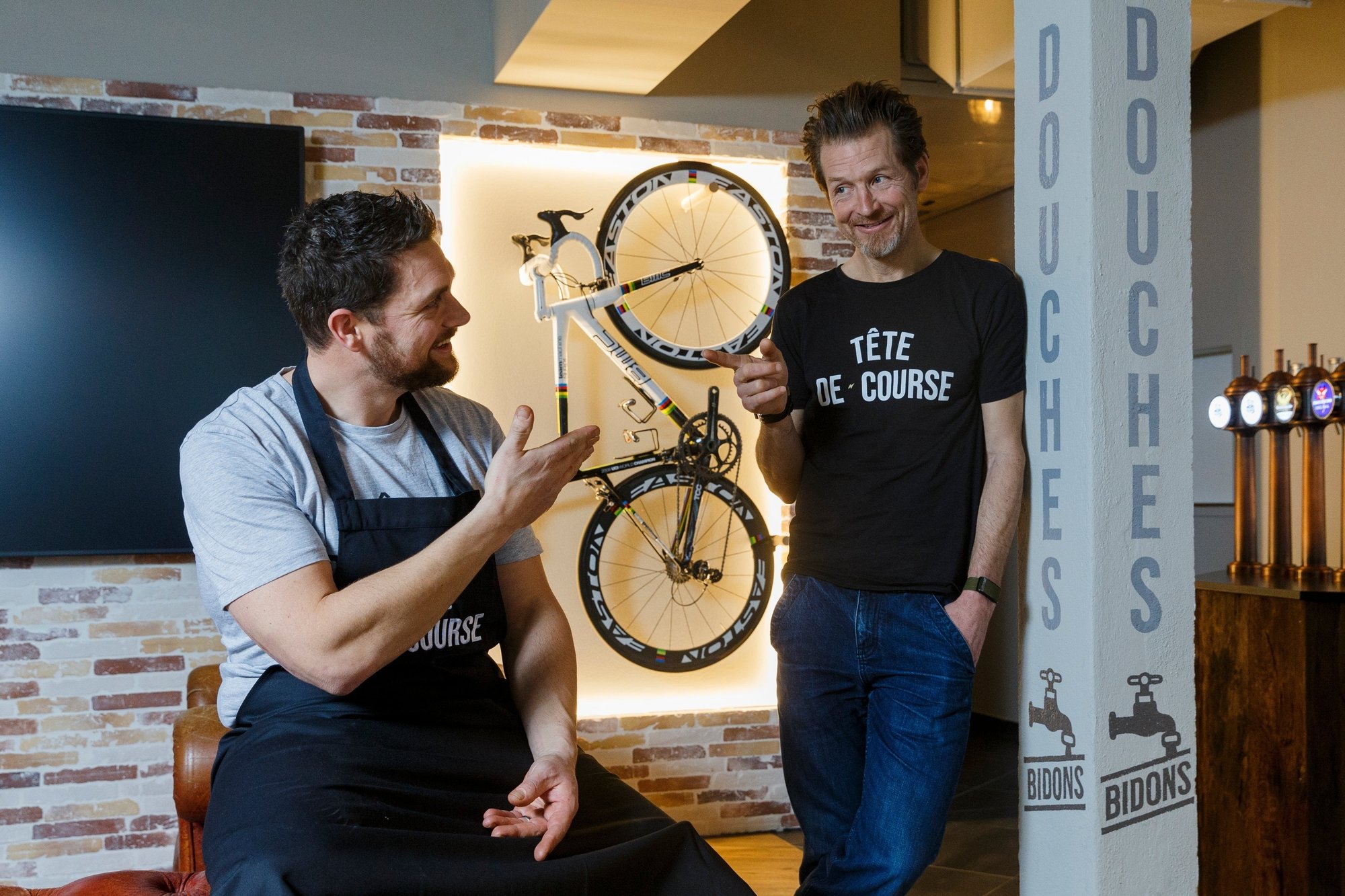 Le pâtissier devenu cuisinier, Kevin Naegeli, et le manager du sport devenu restaurateur, Philipp Kneubuehler, sont prêts à ouvrir leur bistrot-atelier Tête de course, Bike & Coffee à Nyon.