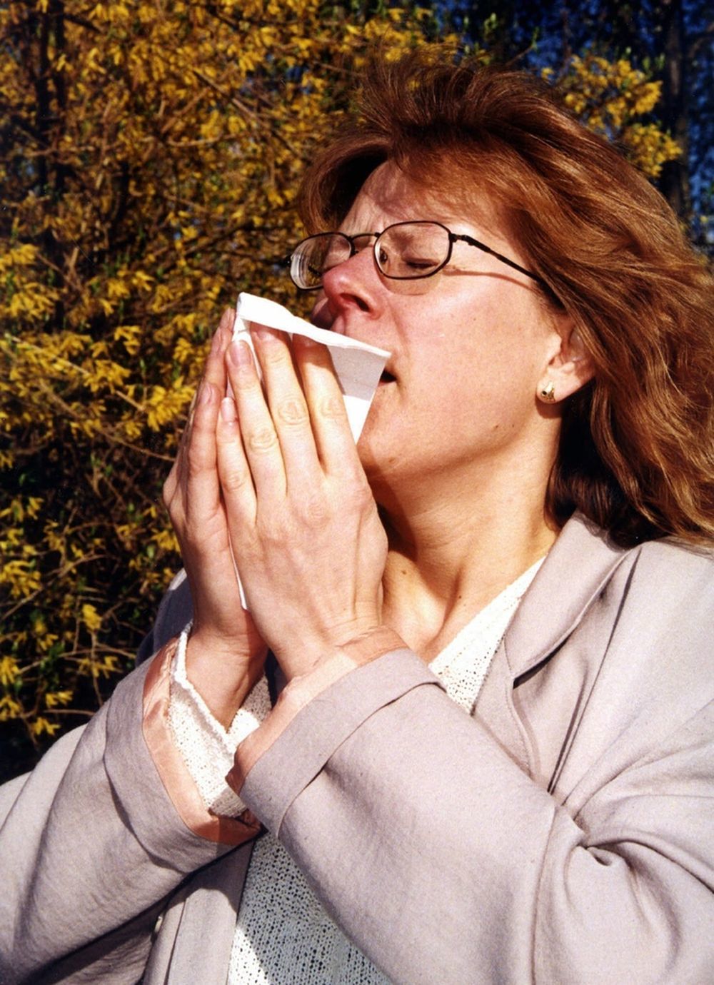 Les crises d'éternuements, les démangeaisons, les larmoiements et des rougeurs aux yeux sont les symptômes typiques d'une réaction au pollen.