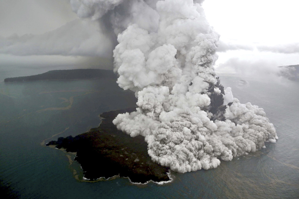 Le 22 décembre 2018, une éruption qui réduit la hauteur de l'Anak Krakatau des deux tiers provoque un tsunami meurtrier en Indonésie.