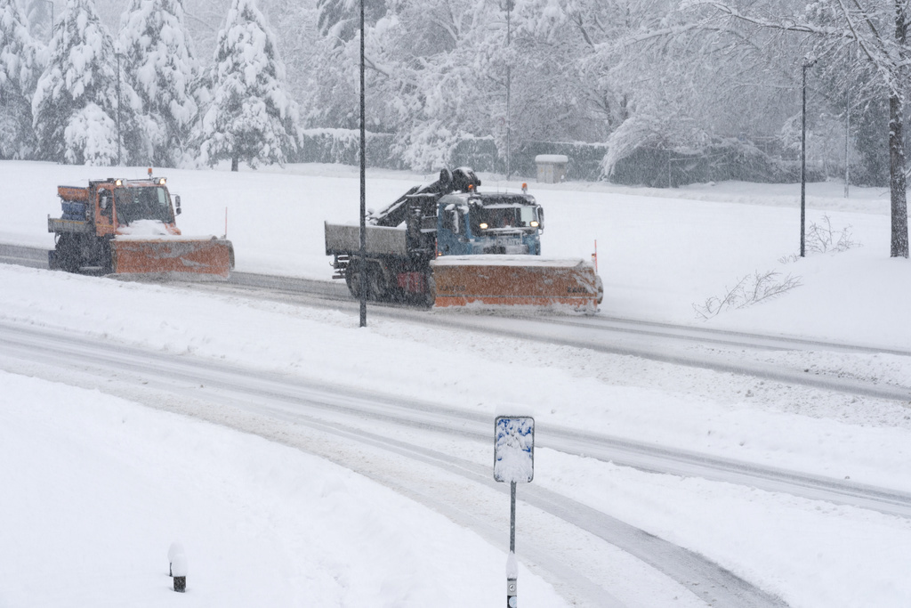 La neige a fortement perturbé les trafics routier et ferroviaire ce lundi. 