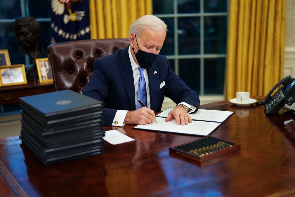 Le président américain Joe Biden a signé mercredi, quelques heures seulement après sa prise de fonction, une série de décrets.