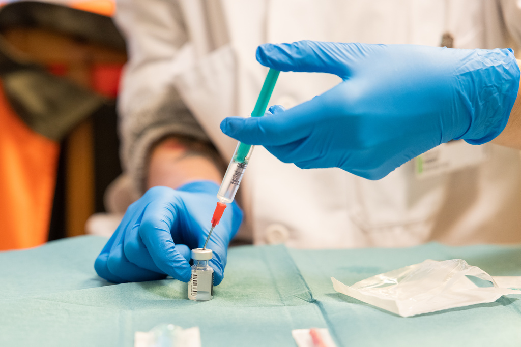 Swissmedic a reçu 42 déclarations d'effets indésirables présumés des premiers vaccins contre le coronavirus.