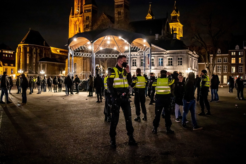 De nombreux policiers ont été déployés dans les grandes villes mardi soir, comme ici à Maastricht.