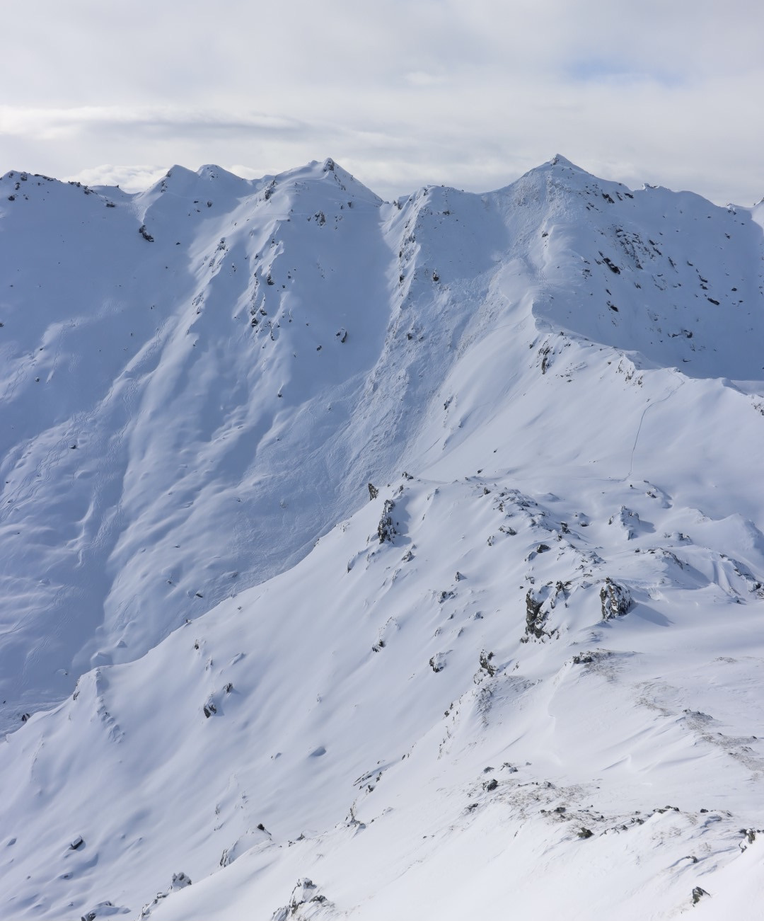 Une vue de l'avalanche qui a coûté la vie à une guide valaisan et blessé un de ses clients vaudois. photo police cantonale