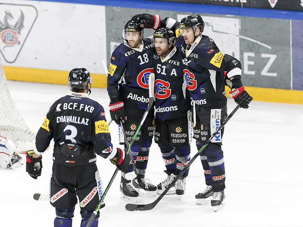 Ryan Gunderson félicité par ses coéquipiers après ses deux buts contre Zurich.