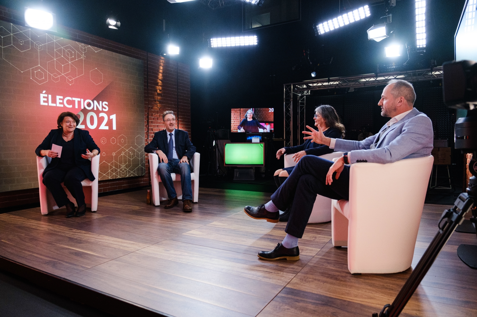 Les participants du premier débat sur le plateau de NRTV, (de g. à dr.) Jeannette Weber (PLR), Pascal Riesen (UDC), Véronique Villaine (PS) et Gilles Davoine (GdG).