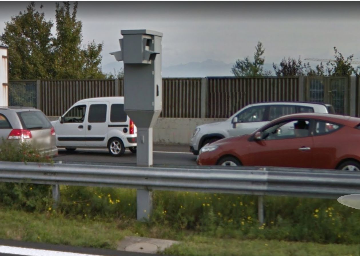 Le radar sur l'A1 à Mont-sur-Rolle semble avoir fait des siennes ces derniers temps. Mais en cas de mauvaise évaluation de la vitesse, la prise de vue est éliminée par le système, assure la police cantonale.
