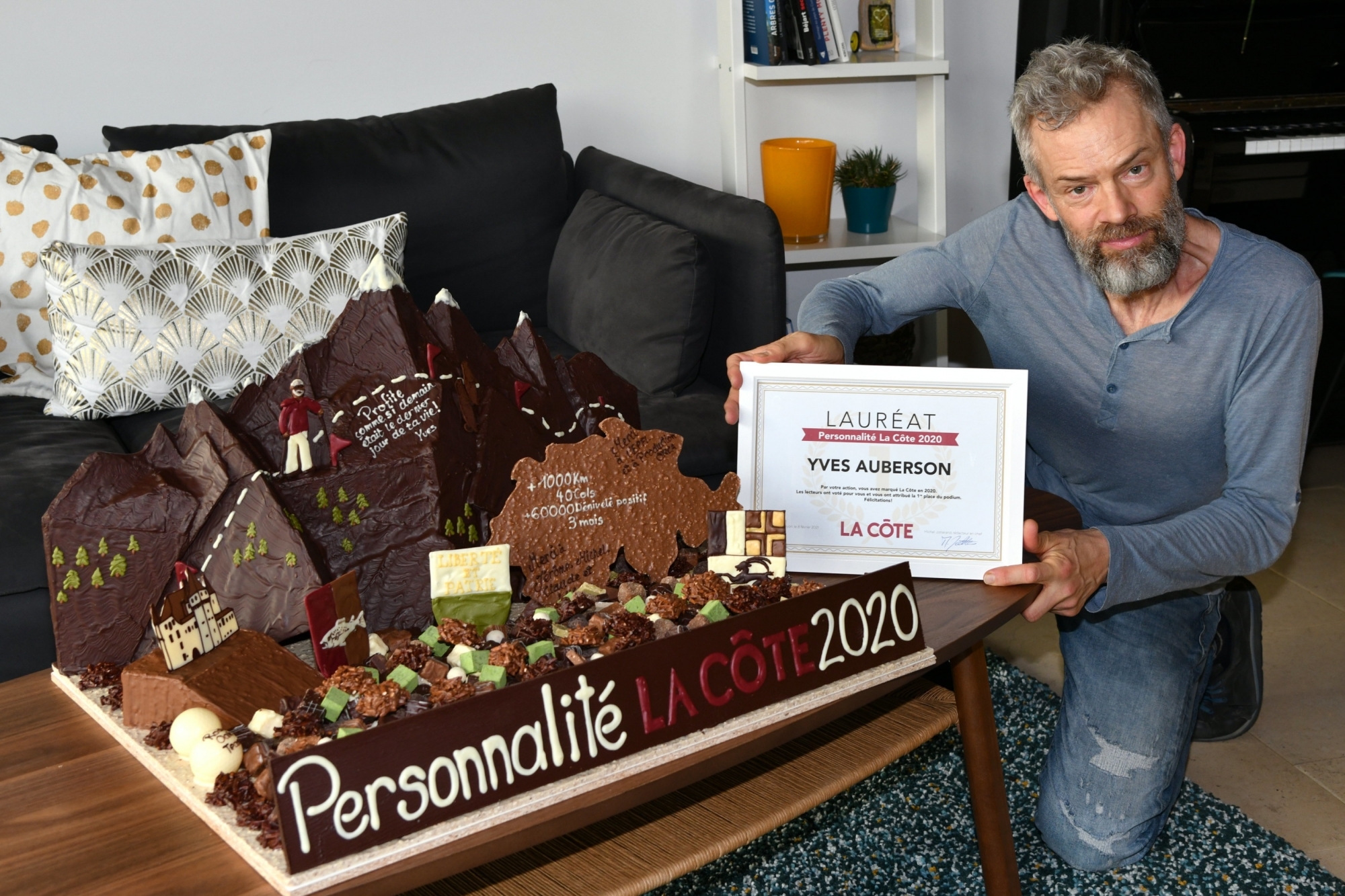 Yves Auberson pose avec son diplôme et le chocolat confectionné par Tristan.