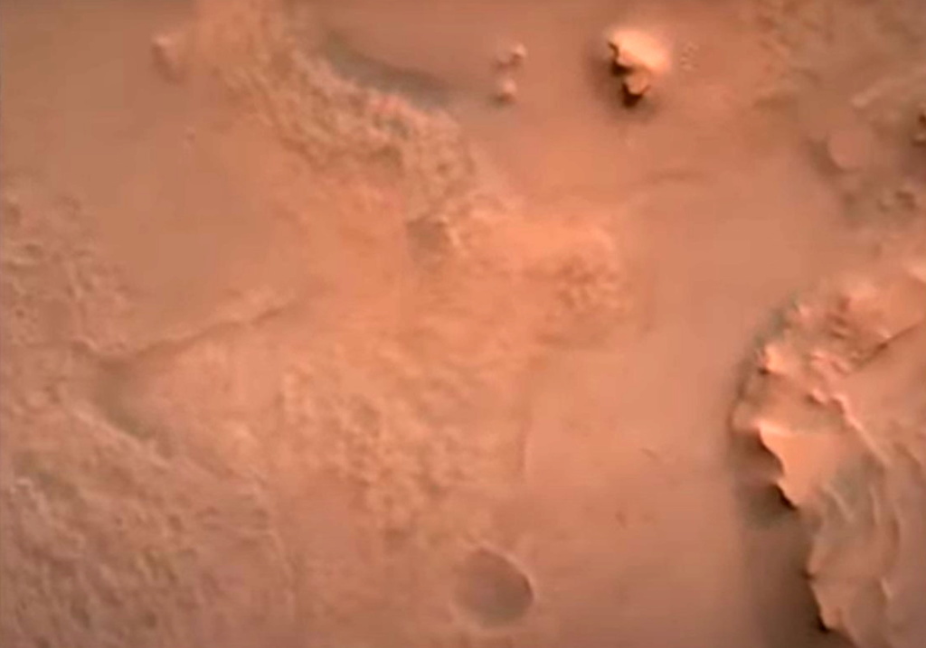 Dans l'extrait, on peut entendre un son strident produit par le rover, mais aussi, clairement, le vent martien.