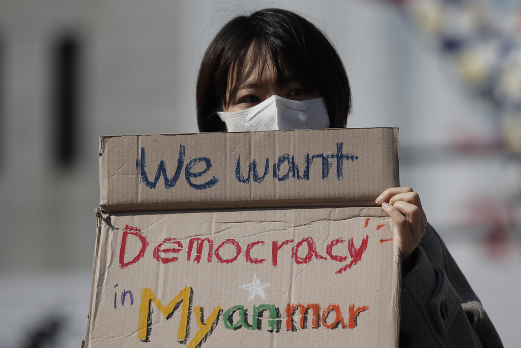 Six journalistes birmans sont poursuivis pour avoir "causé la peur parmi la population, répandu de fausses informations (...) ou incité des employés du gouvernement à la désobéissance", selon leur avocate.
