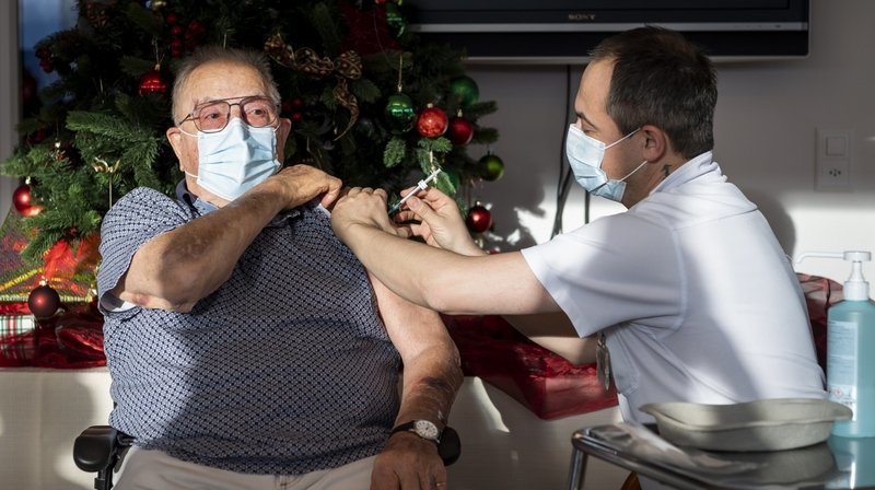 Le 30 décembre 2020, Albert Favre, résident d'un EMS du Mont-Pélerin, était le premier vacciné Vaudois. 