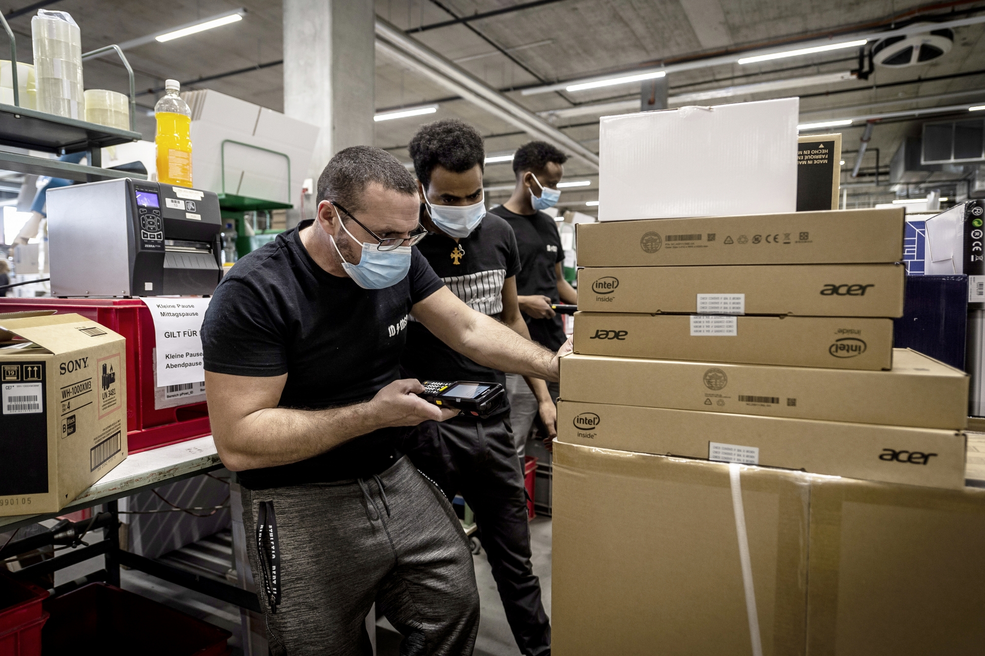 Le centre logistique de Jegensdorf dispose d’une palette de 30000 articles différents qu’il faut emballer, scanner, étiqueter et expédier