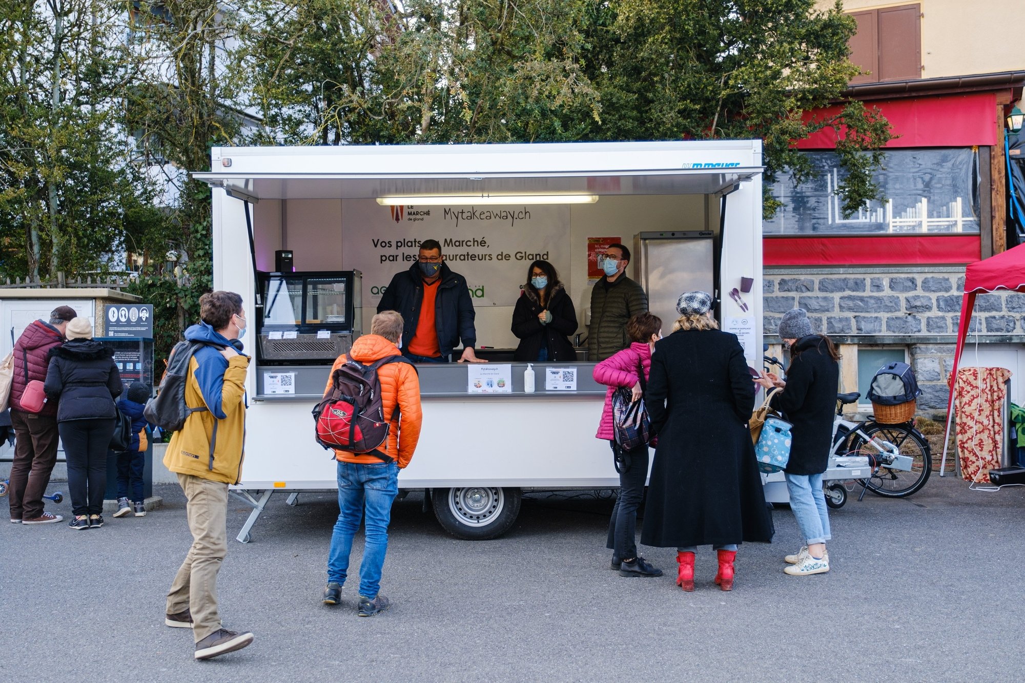 Le fonds de la Ville a permis de soutenir le projet mytakeaway.ch. Chaque mercredi au marché, on peut commander et venir chercher des plats préparés dans les restaurants glandois.