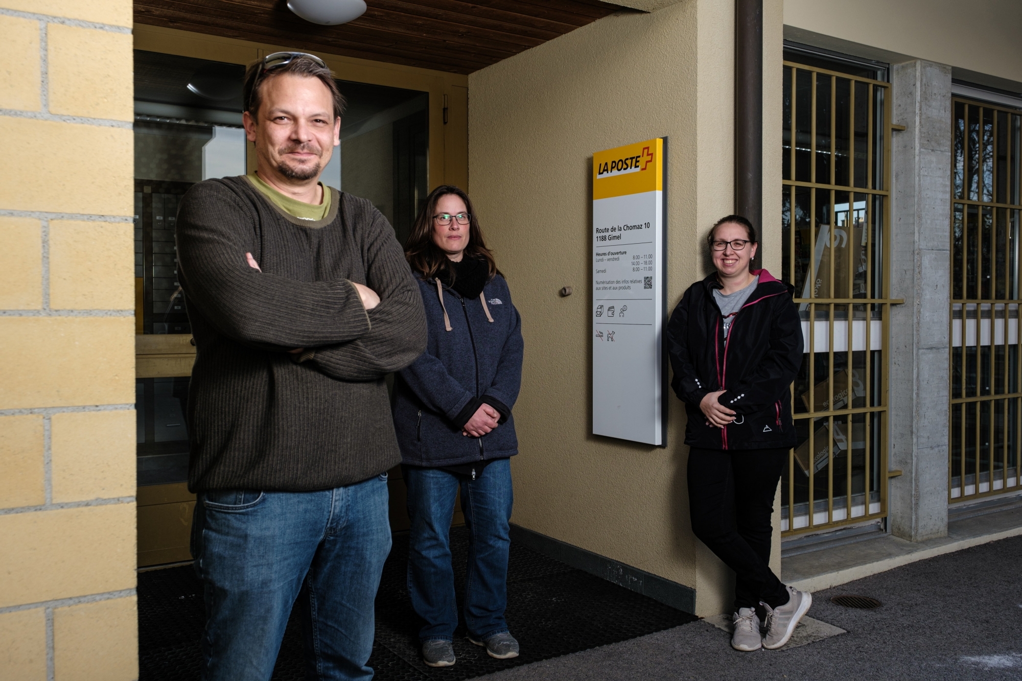 Un collectif de citoyens - ici Grégoire Borboën, Sonia Neuenschwander et Sarah Zahnd (de g. à dr.) - va lancer une pétition pour s'opposer à la fermeture du bureau de poste, envisagé mais non confirmé encore, pour la fin de l'année.