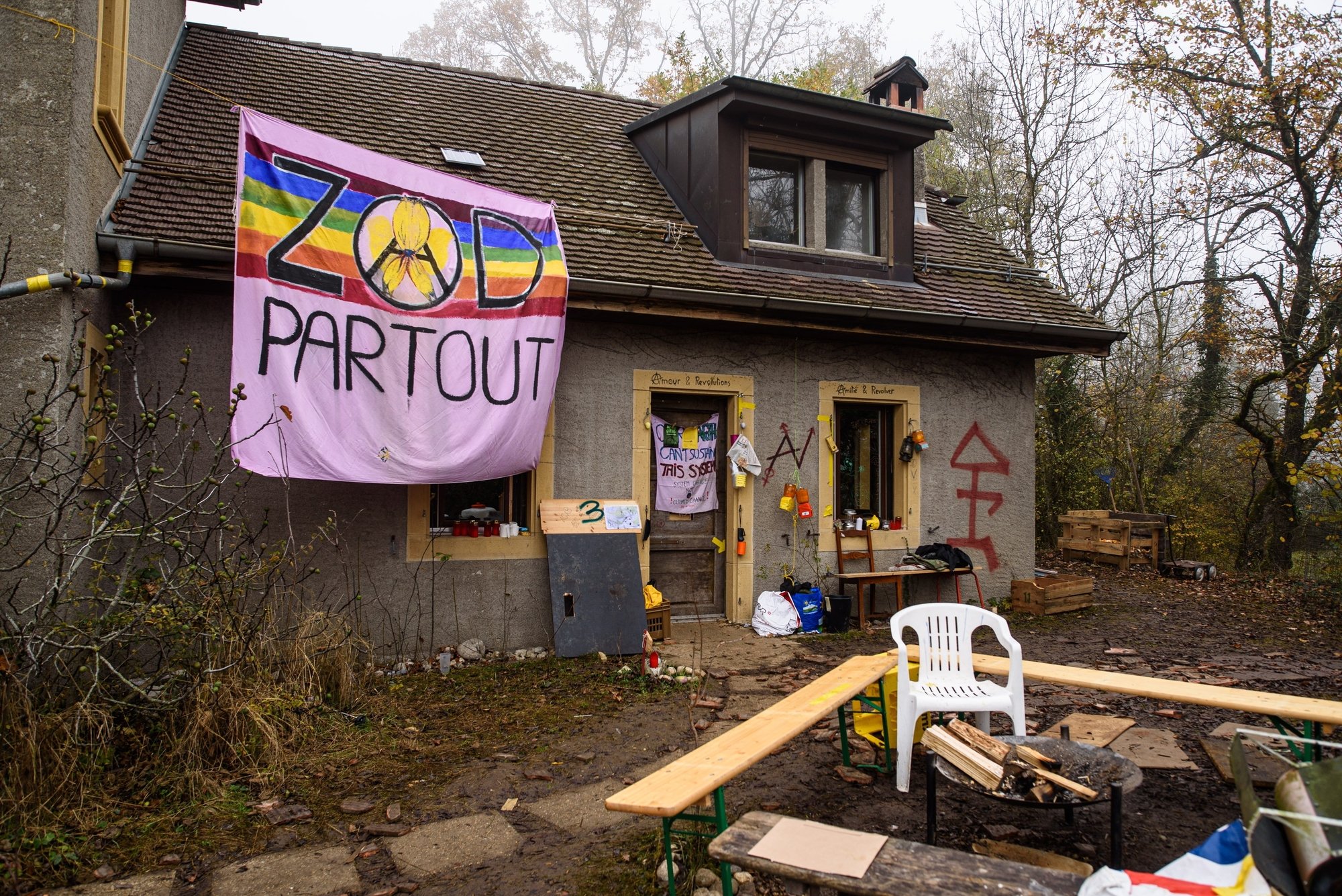 Les activistes occupent depuis plusieurs mois une maison abandonnée au lieu-dit La Birette, sur la commune de La Sarraz.