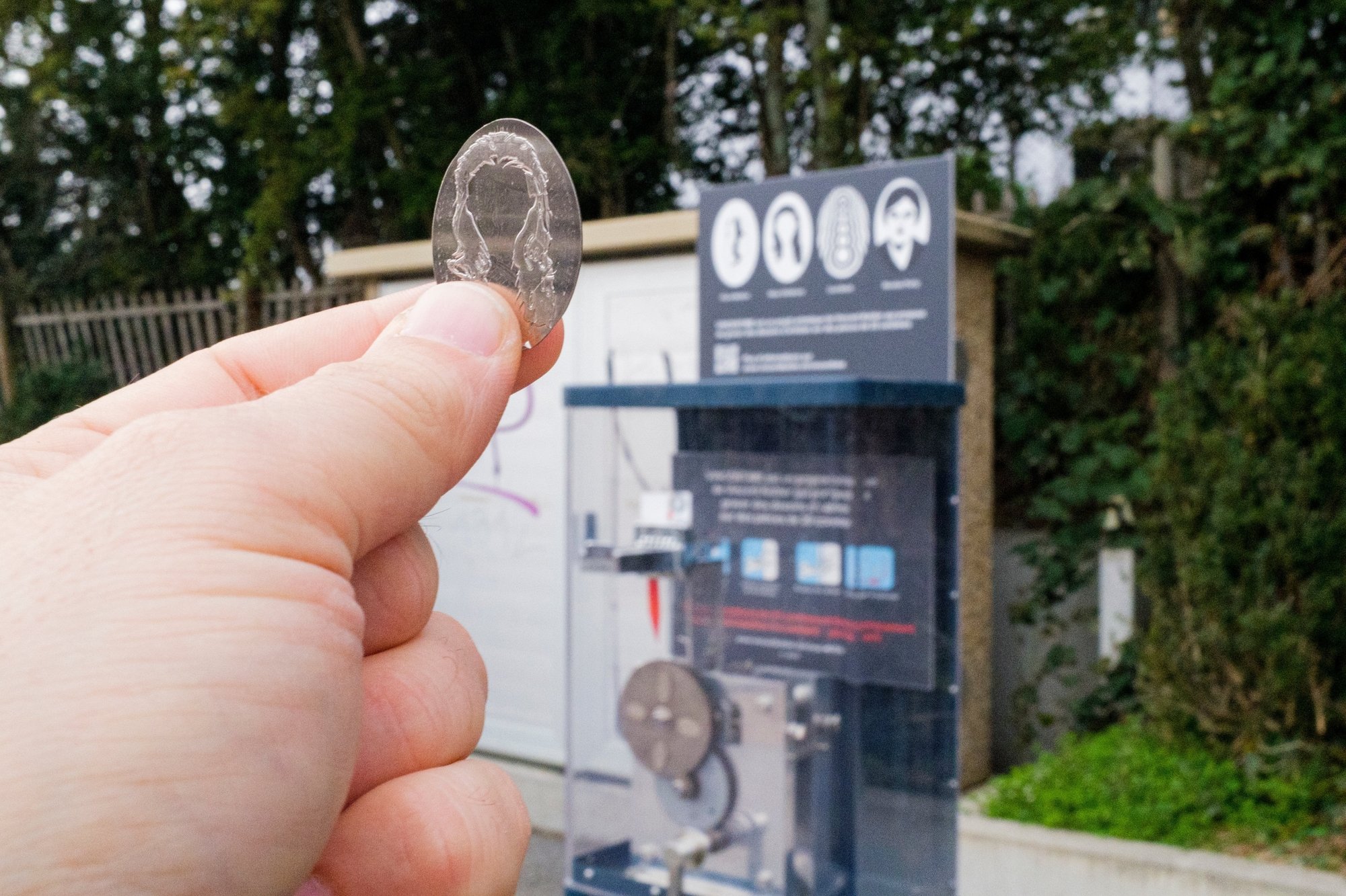 Une nouvelle série de mini-oeuvres d'art est à découvrir dans la machine à presser la monnaie de la gare de Gland.