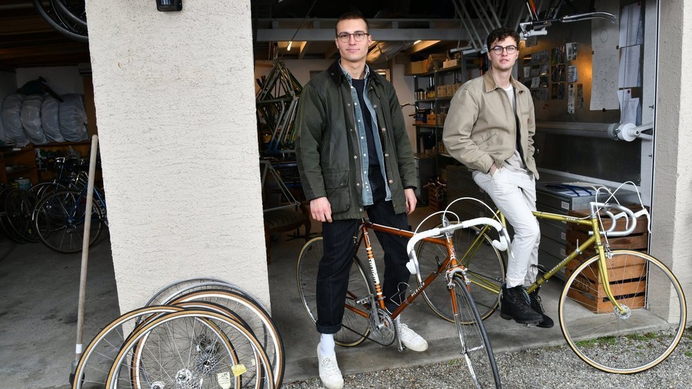 Louis Meier et et Louis Jöhr retapent désormais des vélos anciens en série dans leur garage de Chéserex par passion pour ces montures d'antan qui conservent le charme de l'artisanat.