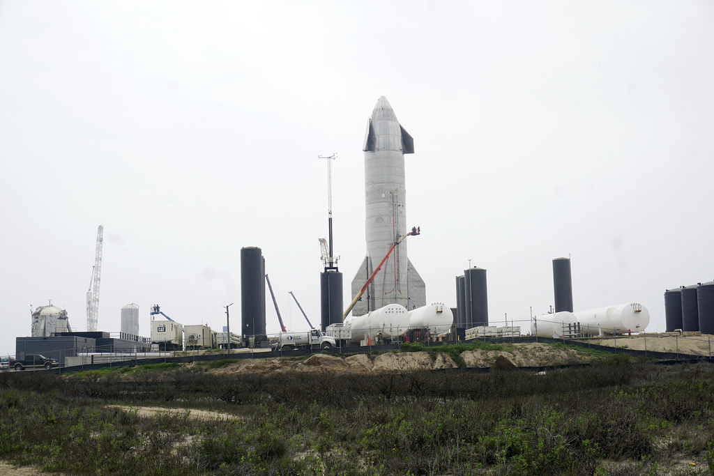 SpaceX a présenté son vaisseau spatial réutilisable Starship, conçu pour transporter des équipages nombreux et des cargaisons importantes pour de longs voyages dans l'espace, et qui peut atterrir debout.