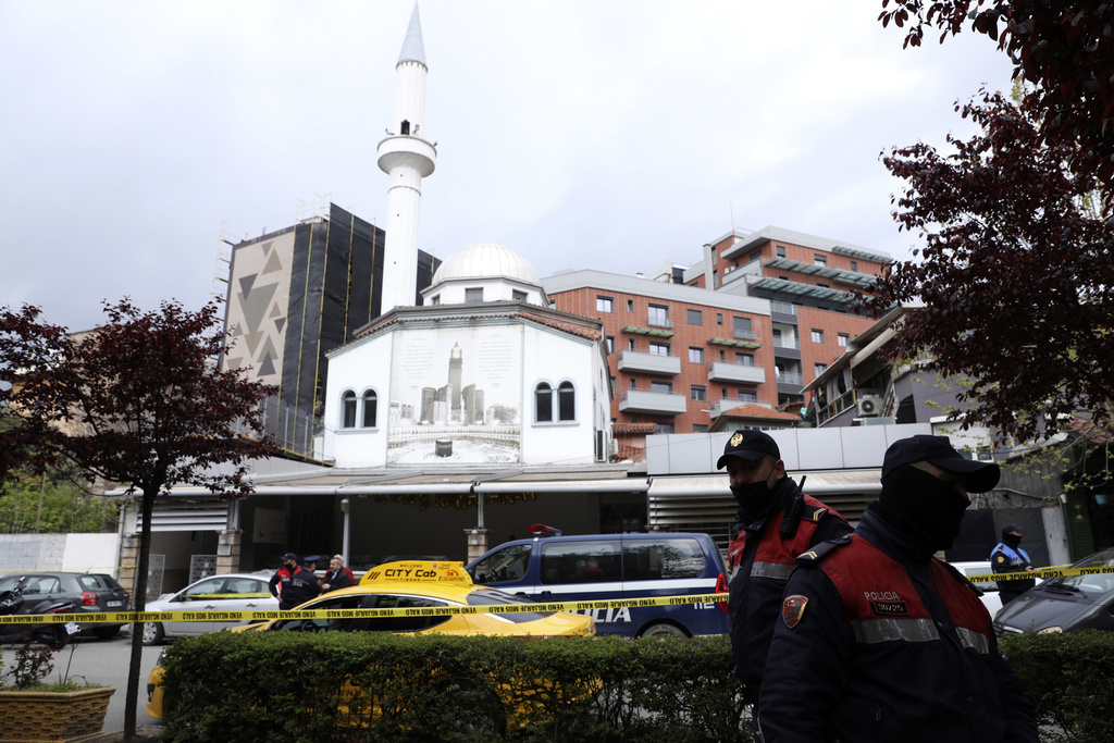Le suspect a fait irruption dans la mosquée située dans le centre-ville et a attaqué cinq personnes qui étaient en train d'y prier.