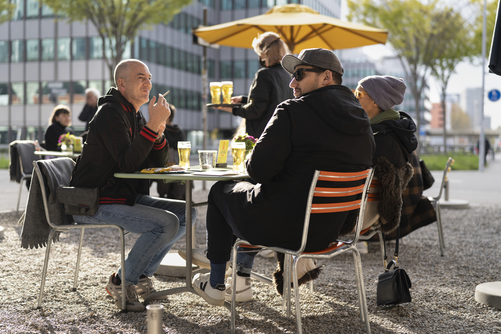 La clientèle a été au rendez-vous de la réouverture des terrasses lundi, comme ici à Zurich. La grande majorité ne portaient pas de masques à table.