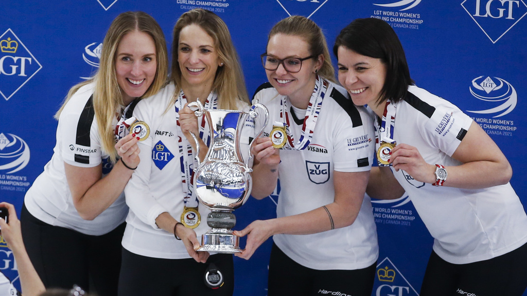 Melanie Barbezat,nb Silvana Tirinzoni, Alina Pätz et Esther Neuenschwander (de gauche à droite) ont offert au curling féminin suisse son huitième titre mondial.