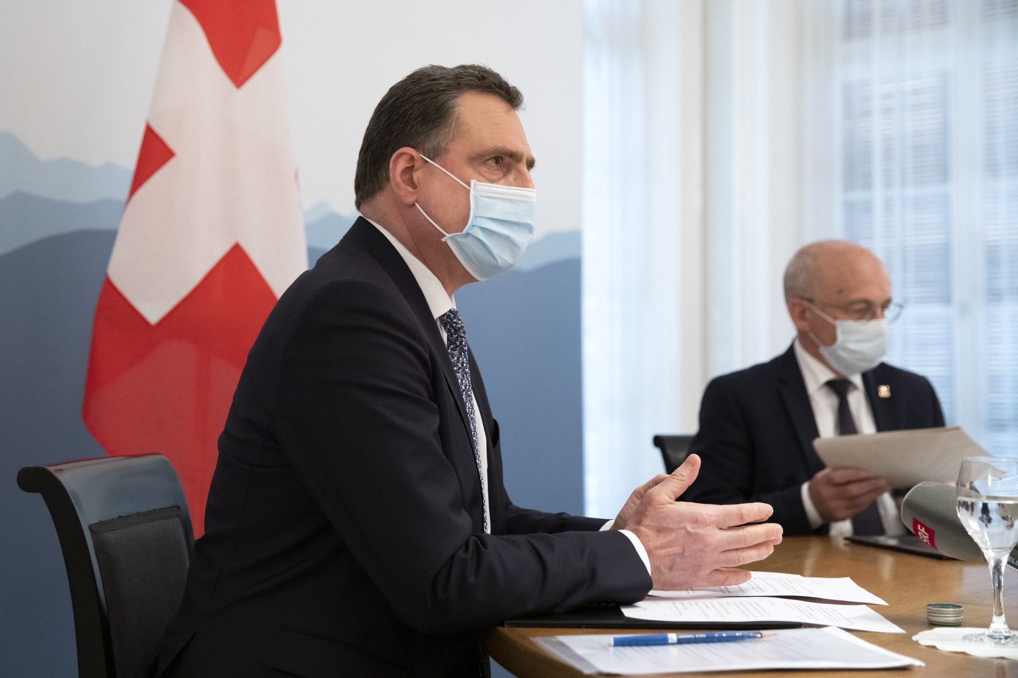 Bundesrat Ueli Maurer, rechts, und Nationalbankpraesident Thomas Jordan aeussern sich waehrend einer Medienkonferenz zum G20-/IWF-Treffen und zur Reform der globalen Unternehmensbesteuerung, am Donnerstag, 8. April 2021 in Bern. (KEYSTONE/Peter Klaunzer)