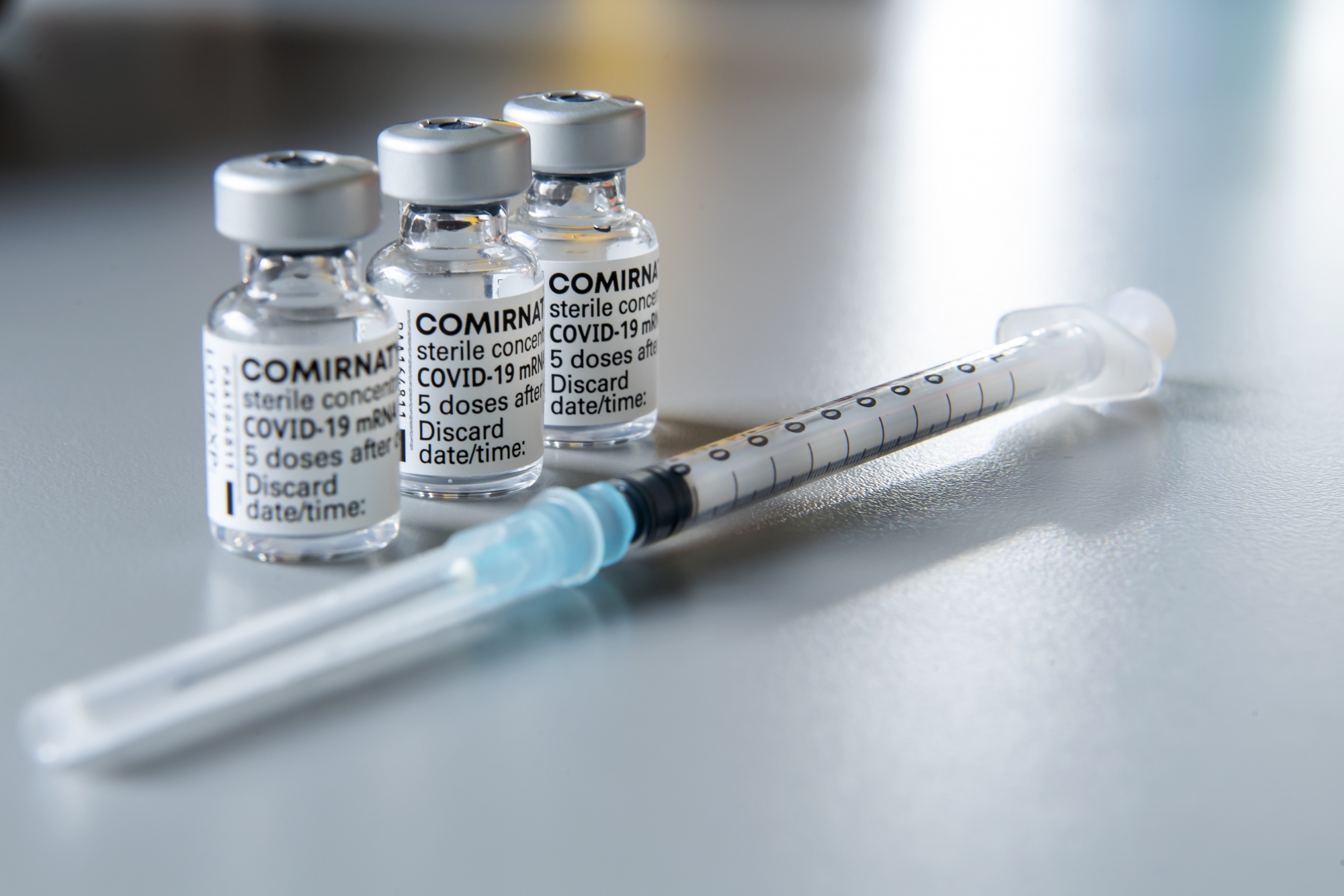 Des fioles du vaccin Pfizer-BioNTech et une seringue sont photographiees, lors du dernier jour de vaccination dans les EMS du Canton de Vaud pendant la pandemie de Coronavirus Covid-19, ce jeudi, 18 mars 2021 a Nyon. (KEYSTONE/Martial Trezzini)