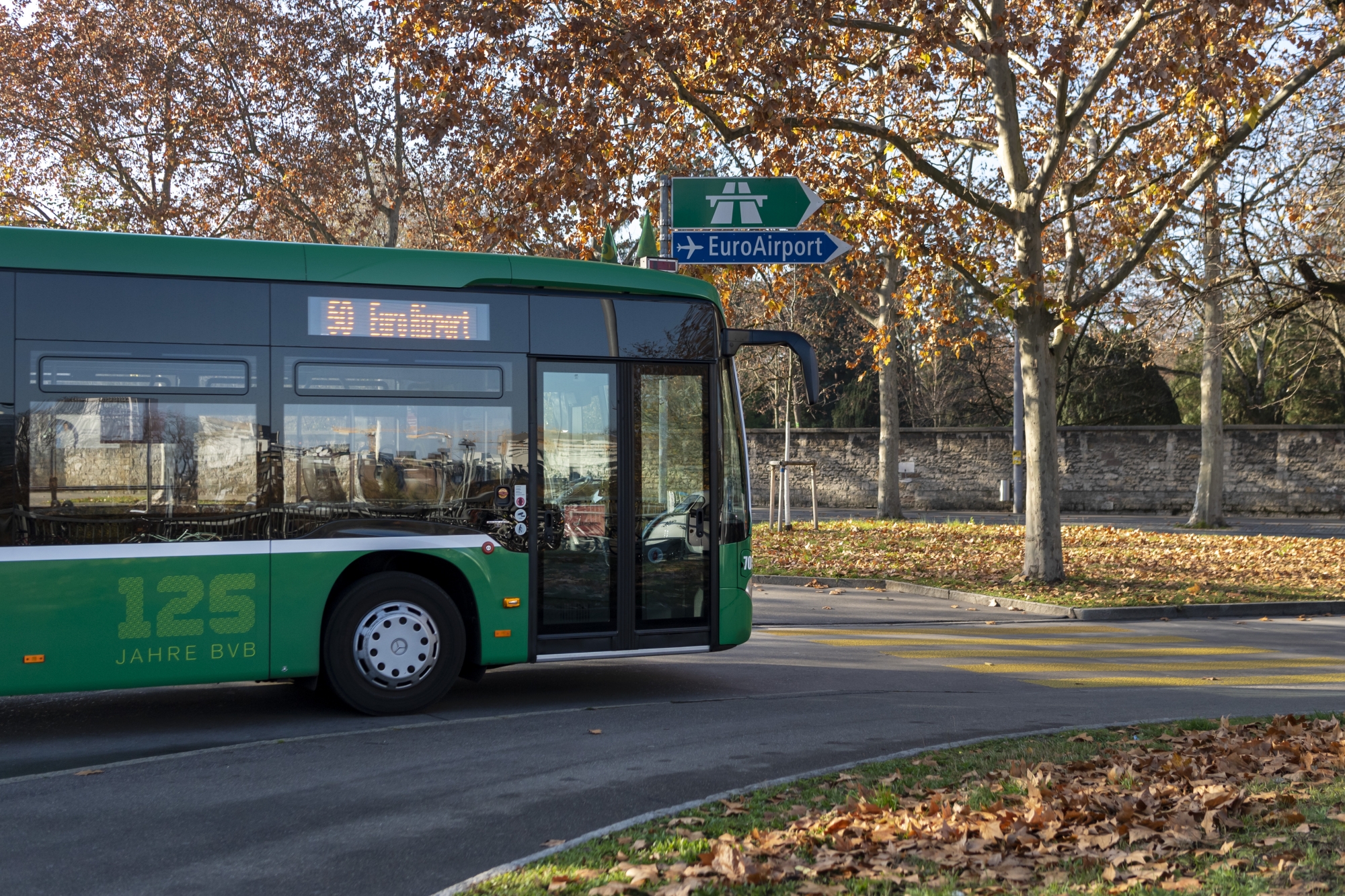 Der Bus der Basler Verkehrs-Betriebe BVB mit der Nummer 50 in Richtung EuroAirport an der Haltestelle Kannenfeldplatz in Basel, am Mittwoch, 25. November 2020. (KEYSTONE/Georgios Kefalas)