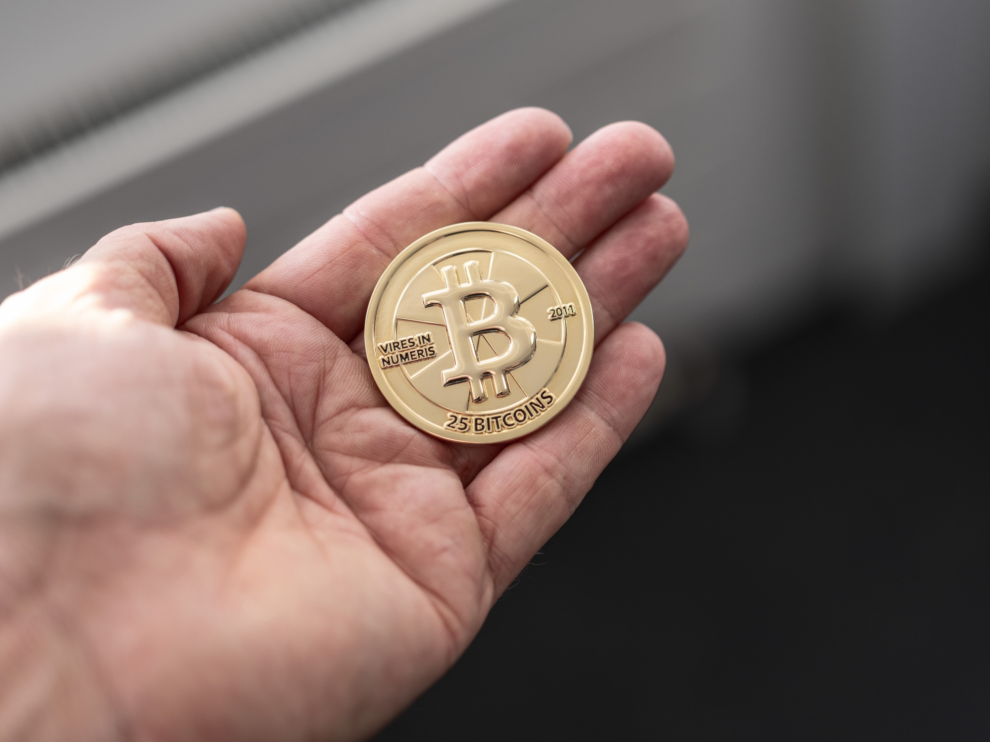 A 25 Bitcoin coin pictured in Zug, Switzerland, on October 24, 2018. (KEYSTONE/Christian Beutler)