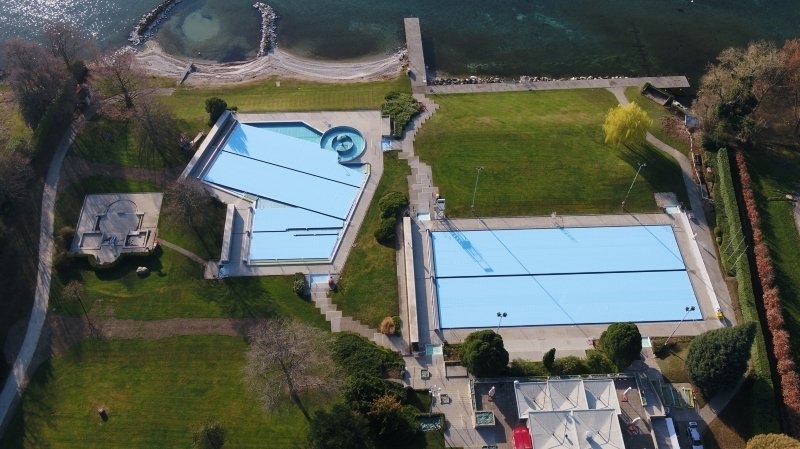 Des bâches isolantes ont été installées sur la piscine de Colovray en ce début de saison. 
