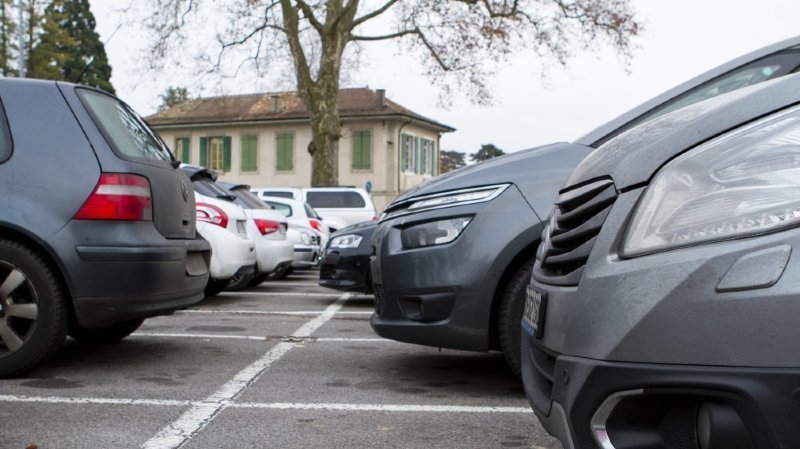 Le canton de Vaud veut vérifier que les voitures étrangères stationnées sur son territoire n'appartienne pas à des personnes domiciliées dans le canton.
