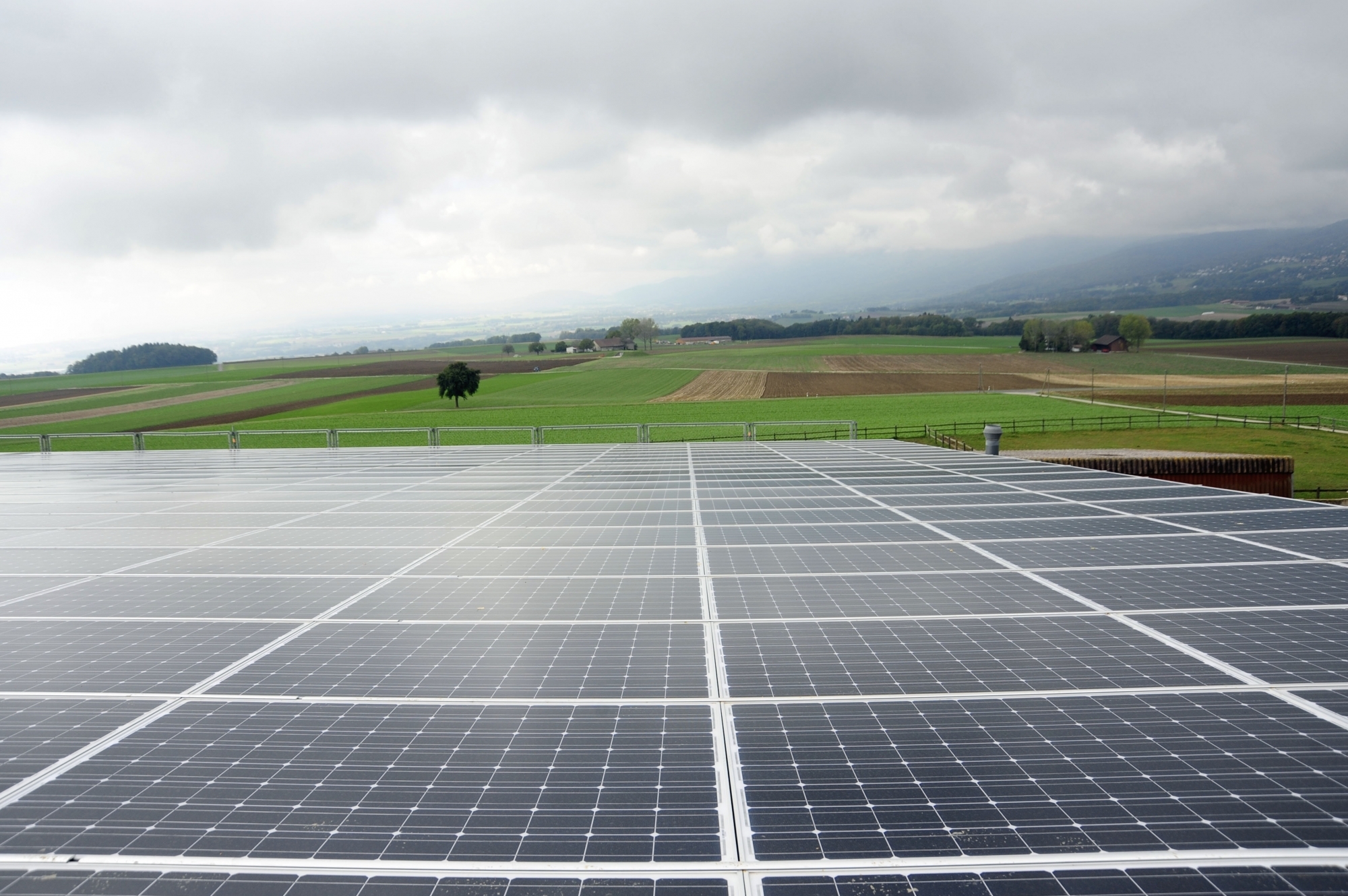 Pour devenir autonome en matière d'électricité, plusieurs communes installent des panneaux photovoltaïques sur leurs bâtiments. 