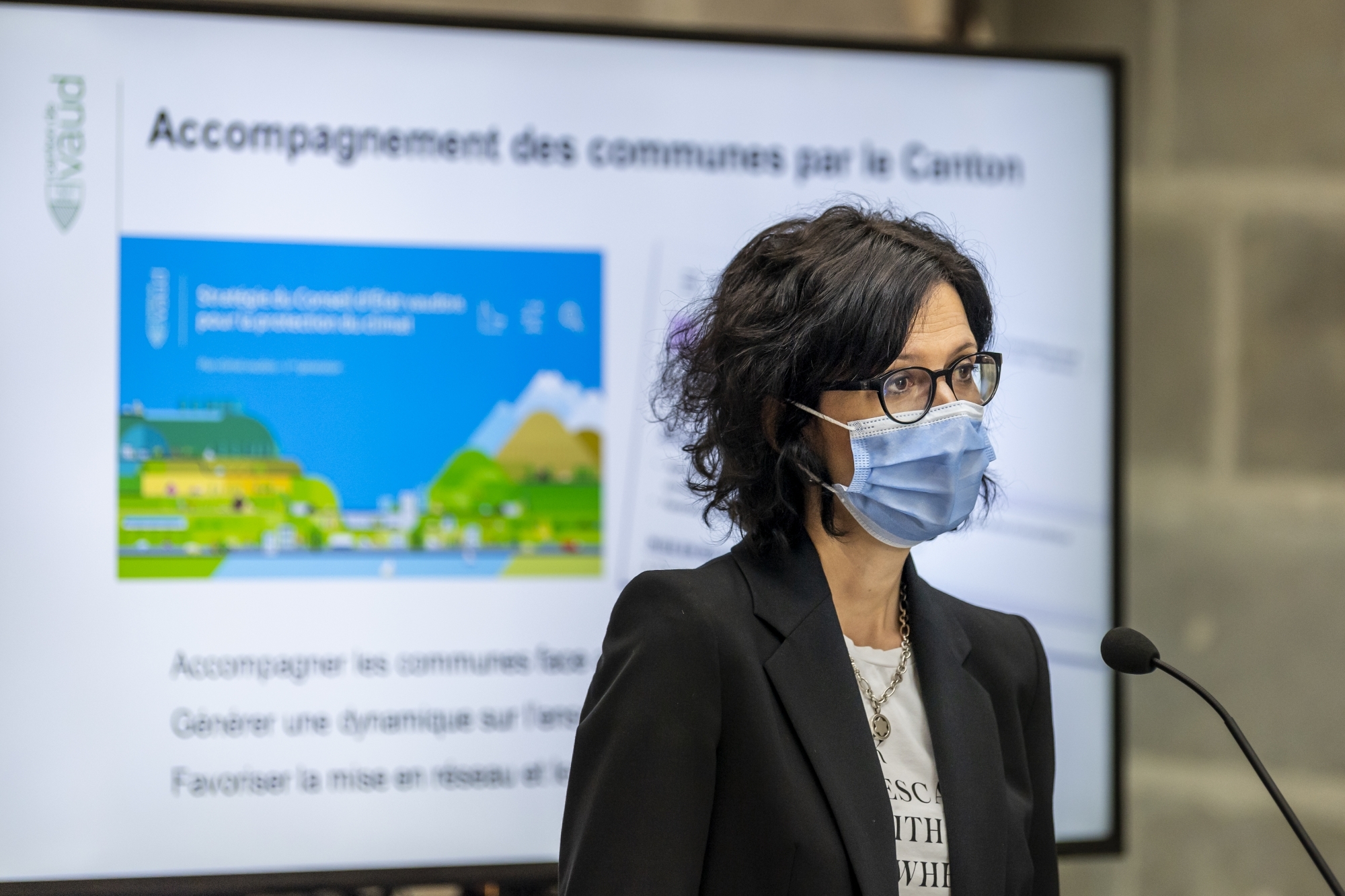 La conseillere d'Etat vaudoise Christelle Luisier a présenté un plan d'aide aux communes pour agir face à l'urgence climatique.