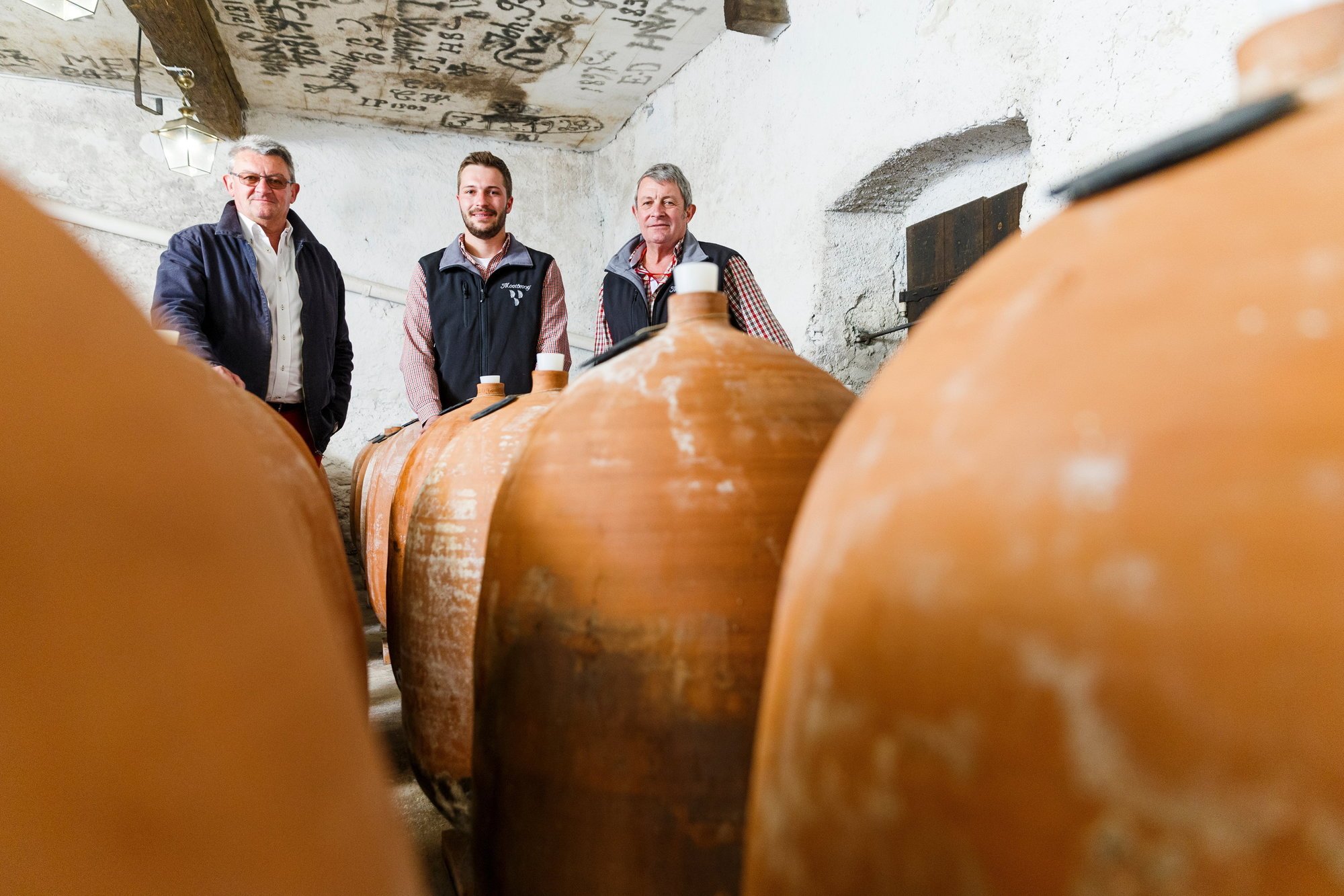 Rodolphe, Paul et Maurice de Watteville ont dévoilé leur "Cuvée confidentielle", cinq vins monocépages élevés en amphore dans le plus grand secret, dans leur cave du Domaine de Montbenay à Mont-sur-Rolle.