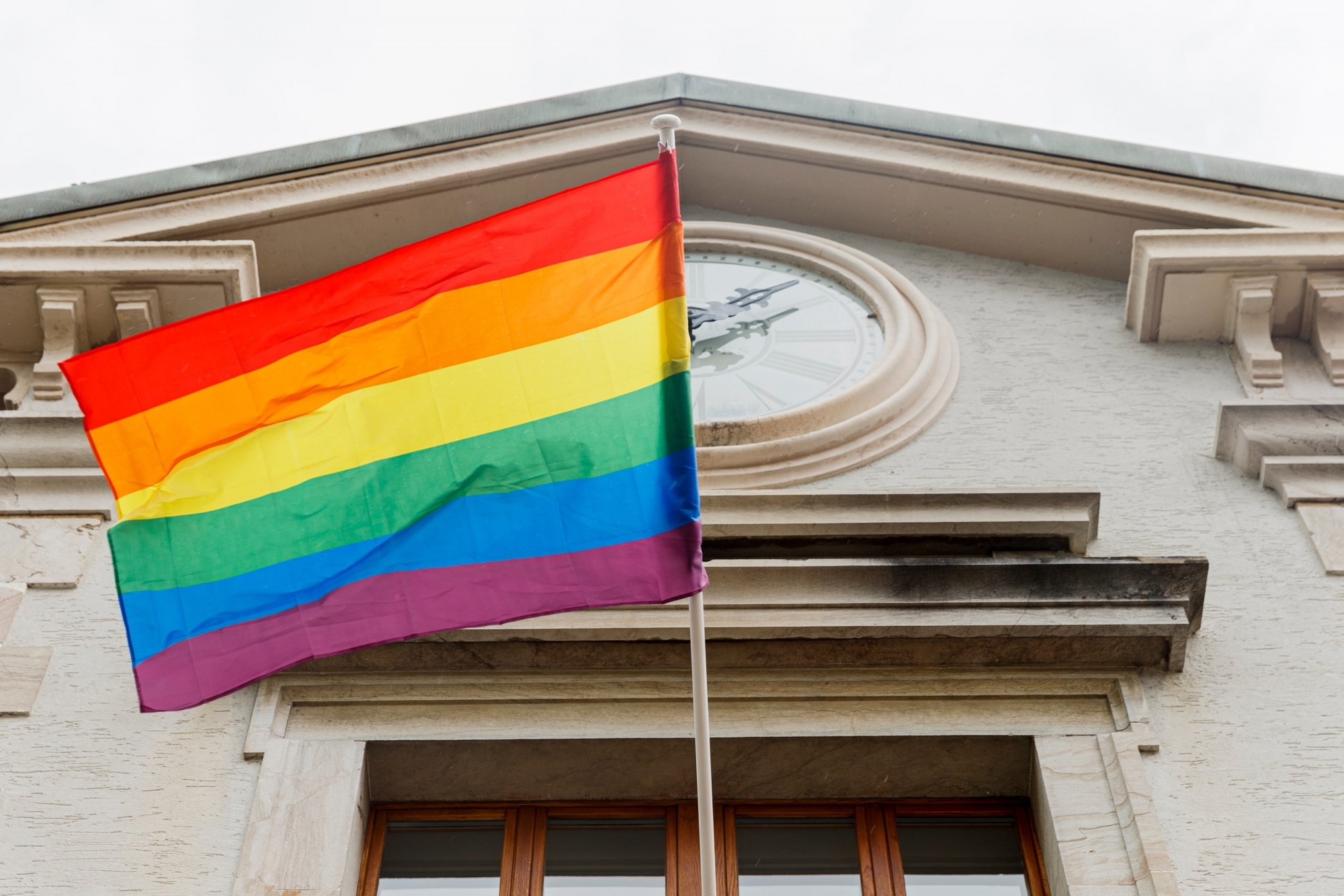 Le Canton a choisi le 17 mai pour communiquer, date de la Journée mondiale contre l'homophobie. Des actions symboliques ont été menées un peu partout dans la région, comme ici à Gland, où le drapeau arc-en-ciel a été hissé sur la Maison de commune.