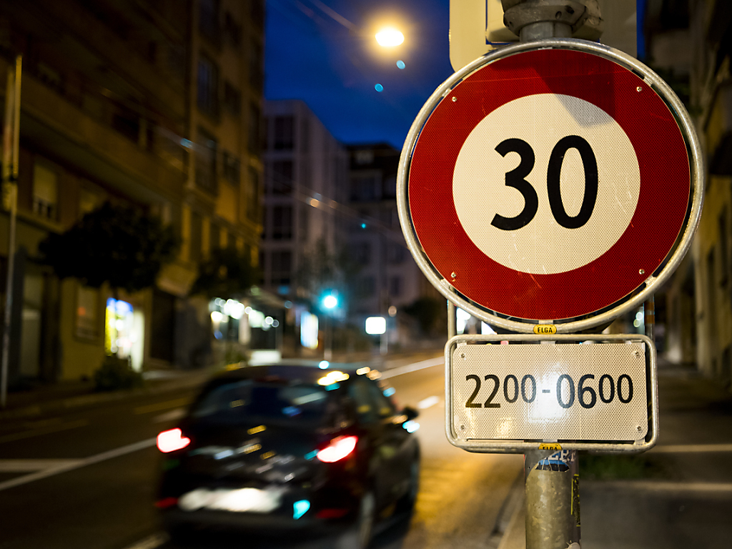 Le gouvernement genevois entend lutter contre le bruit produit par le trafic motorisé en abaissant la vitesse de la circulation. Une limitation généralisée à 30 km/h dans l'hyper-centre est ainsi souhaitée (photo d'illustration).