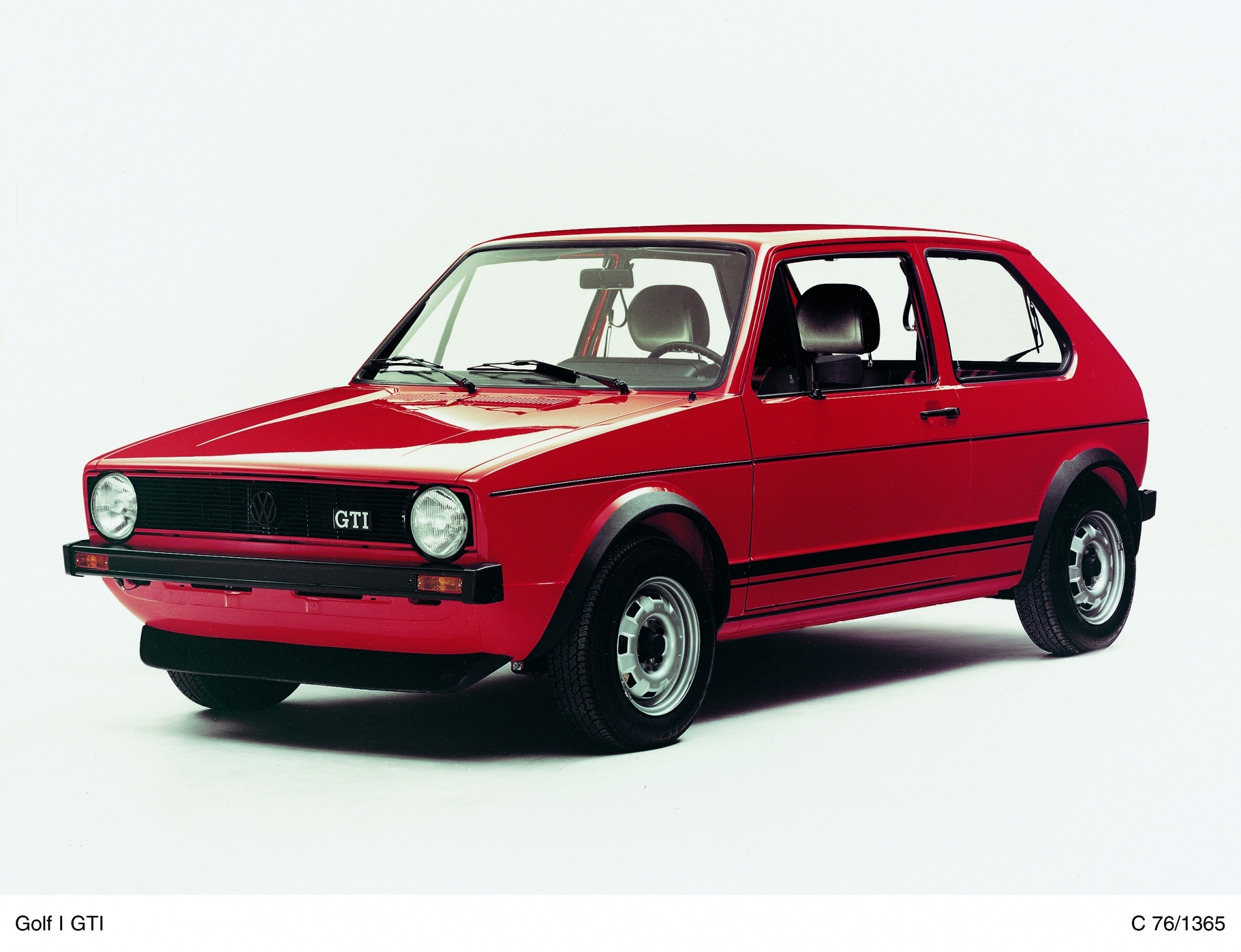 PRÉVISION PESSIMISTE En 1976, les stratèges de VW n’étaient pas sûrs de pouvoir vendre le contingent prévu de 5000 Golf GTI. Quarante-cinq ans plus tard, le compteur est à plus de 2,3 millions d’unités!