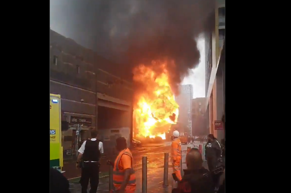 Une énorme explosion a suivi l'incendie à Londres.