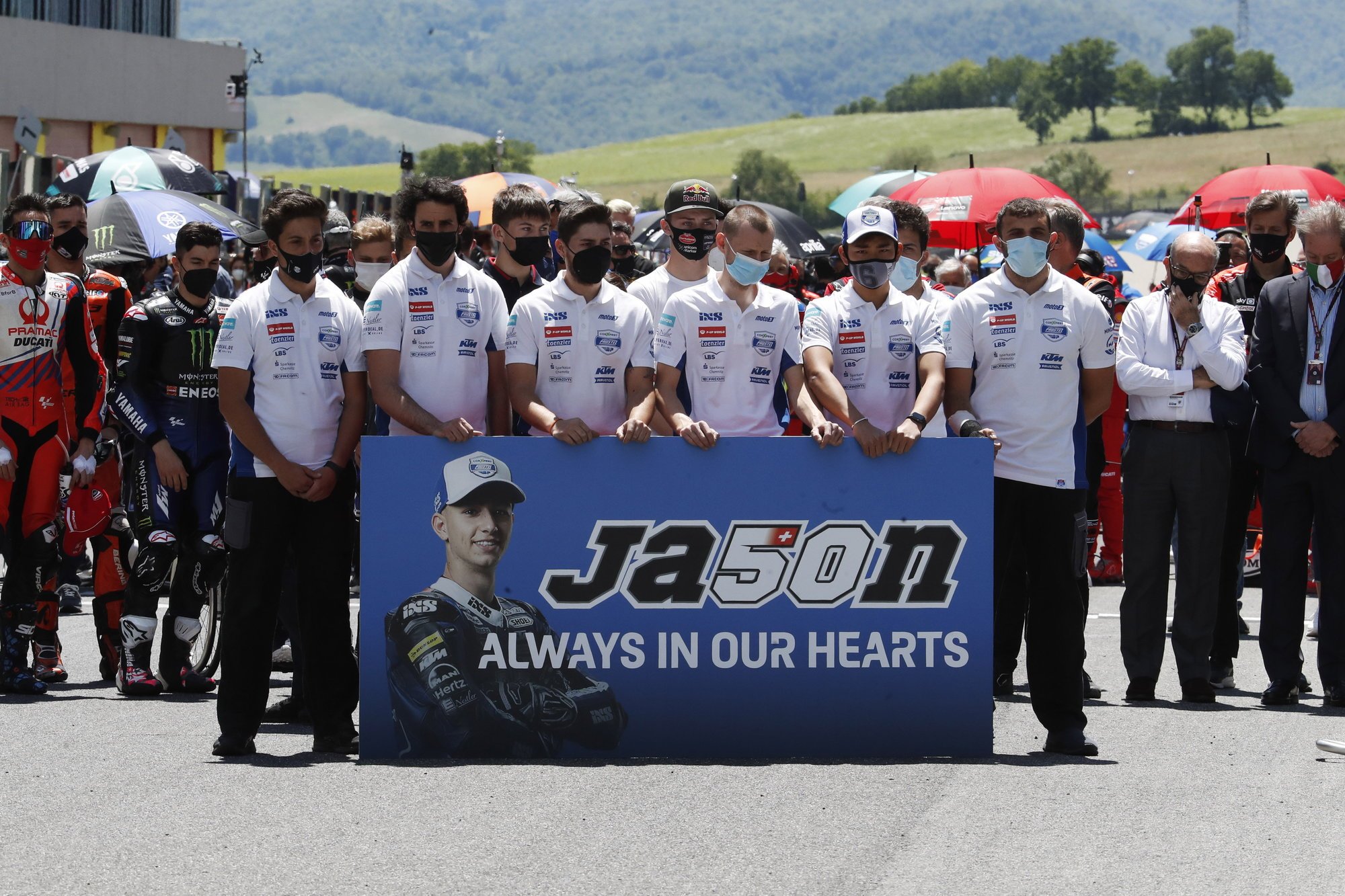 Les coéquipiers de Jason Dupasquier et l'ensemble des pilotes du paddock ont rendu hommage au jeune Fribourgeois.