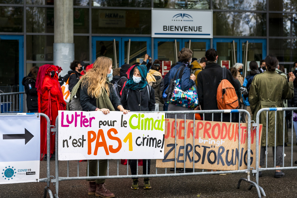 Des activistes du climat, membres de la Grève du climat et d'Extinction Rebellion, étaient présents lors de l'ouverture du procès.