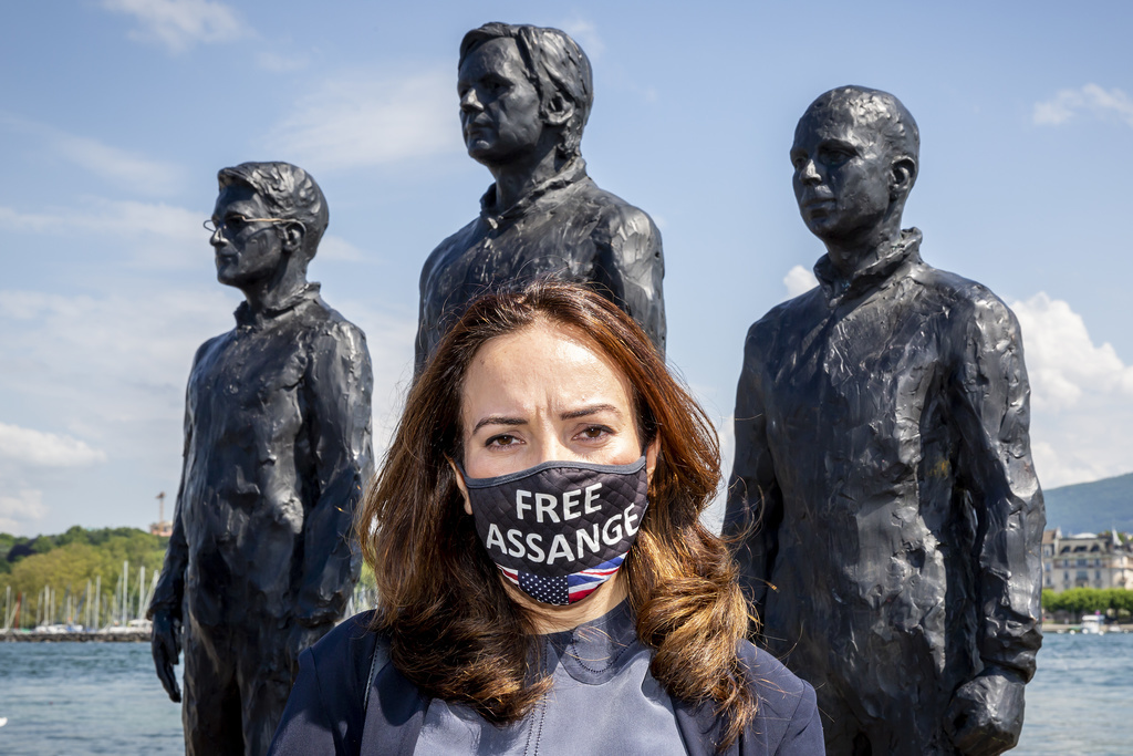 L'appel a été lancé à Genève devant des sculptures représentant les lanceurs d'alerte Edward Snowden, Chelsea Manning et Julian Assange.