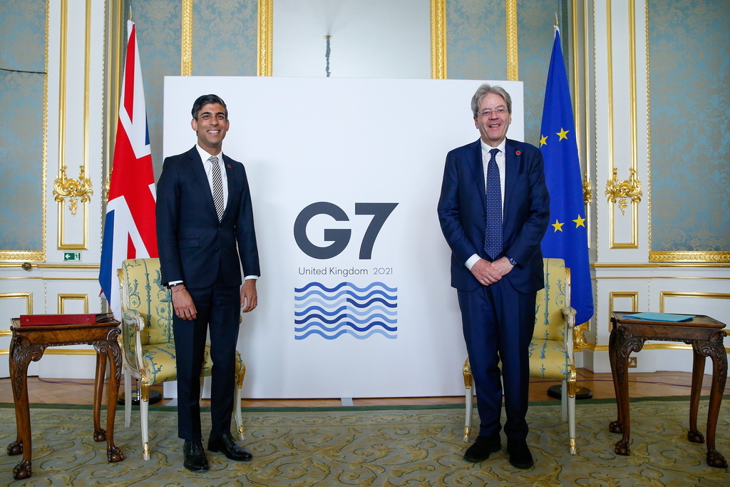 Rishi Sunak, ministre des Finances britannique (à gauche), qui présidait la rencontre en tant que pays organisateur du G7 et Paolo Gentiloni, commissaire à l'économie de l'Union européenne.