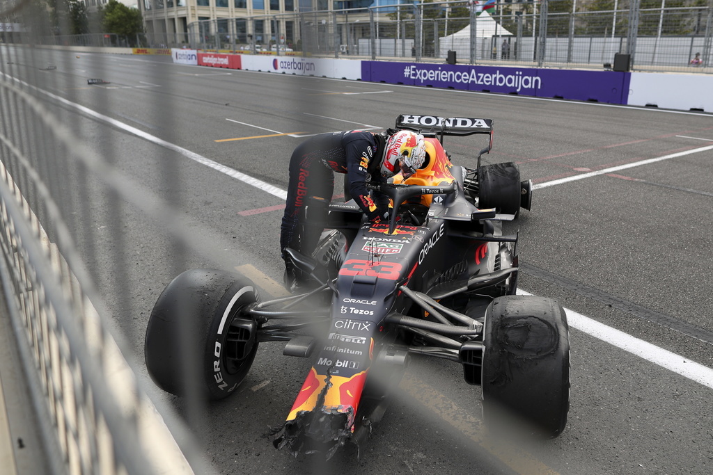 Max Verstappen sort de sa voiture après l'explosion d'un pneu.